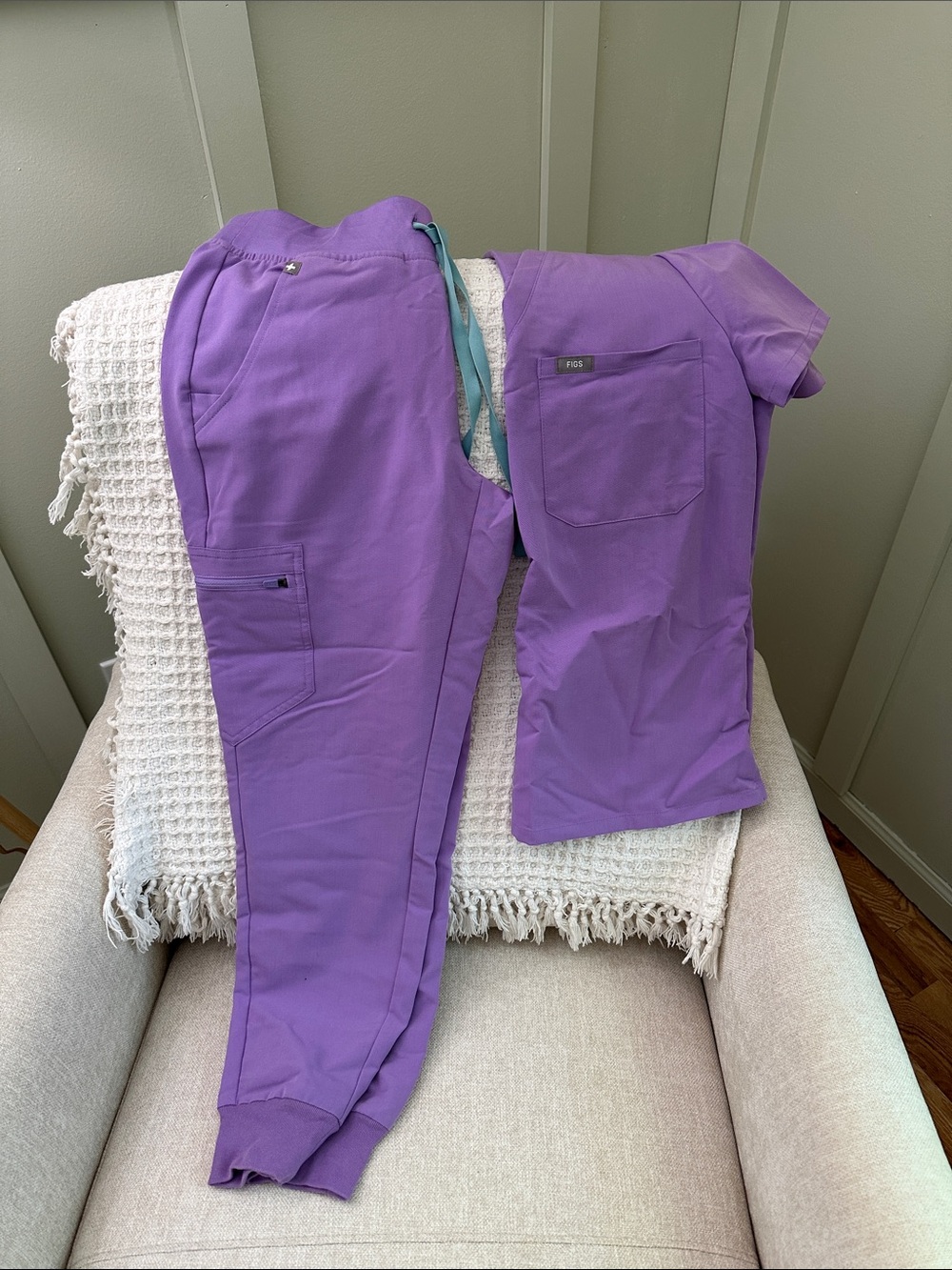 Figs Women's Jogger Scrub Set